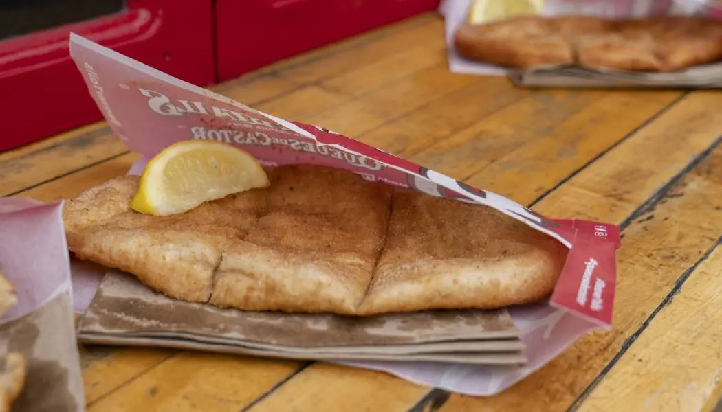 Une pâtisserie sucrée au citron, enveloppée dans du papier, est présentée sur le comptoir d'un étal de BeaverTails à Ottawa.