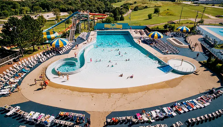 Vue aérienne des piscines, des glissades d’eau et des aires de repos du parc aquatique Bingemans.