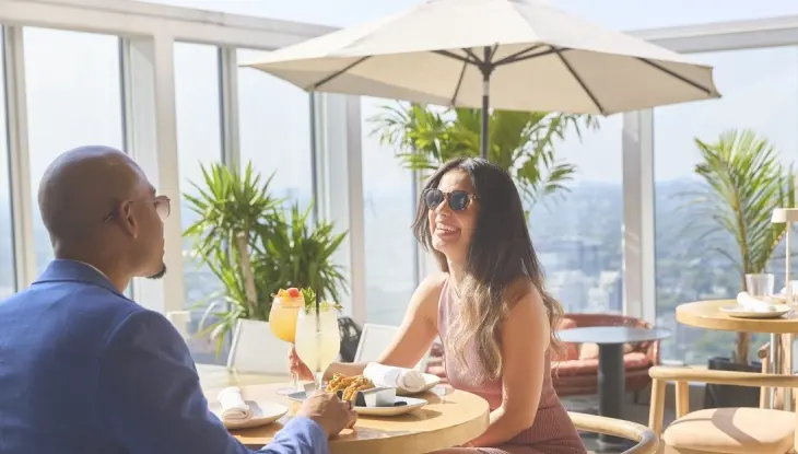 Ein Mann und eine Frau genießen eine Mahlzeit im Bisha Hotel