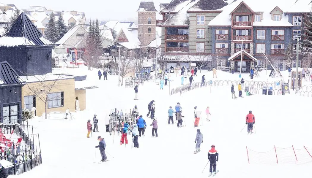 Des groupes de skieurs et de planchistes se préparent pour une journée de détente sur les pistes de Blue Mountain Village.