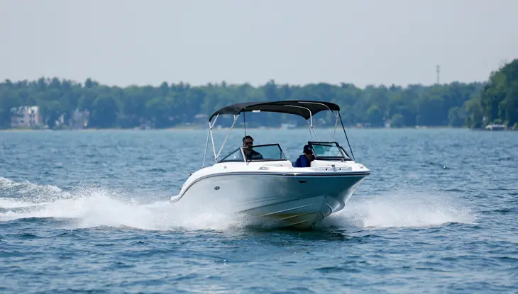 Zwei Personen fahren an einem Sommertag in einem Schnellboot auf dem Lake Simcoe.