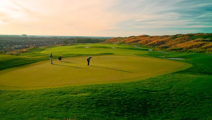 Trois golfeurs jouent une partie sur le parcours de golf BraeBen à Mississauga pendant la saison d'automne.