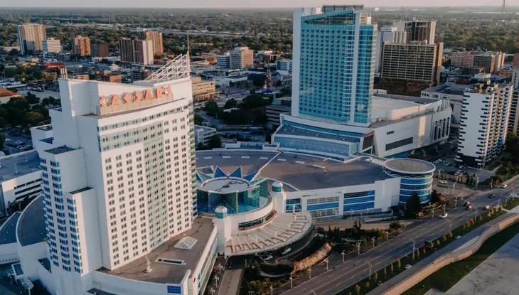 L'hôtel-casino Caesars Windsor, un gratte-ciel, fait face à une rue principale du centre-ville de Windsor.