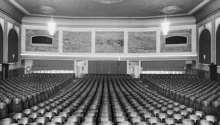 Le théâtre Capitol de Chatham, un vaste édifice des années 1930 présentant un cachet art déco, une façade ornée et une marquise rétro reflétant son riche héritage culturel.
