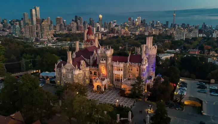 Una vista aérea de Casa Loma al atardecer.