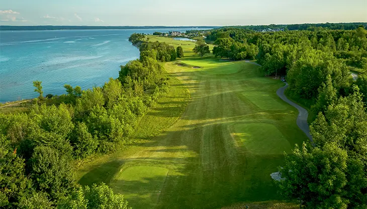 Campo de golf con vistas al lago Hurón en el Cobble Beach Golf Resort en Ontario.