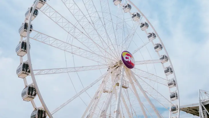 Grande roue de l’Exposition nationale canadienne à Toronto, avec des cabines fermées et un panneau central indiquant CNE.