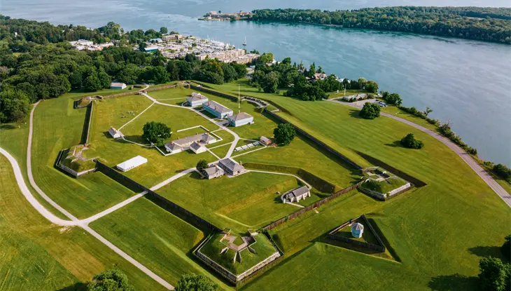 Vista aérea del Sitio Histórico Nacional de Fort George, el río Niágara y el lago Ontario.