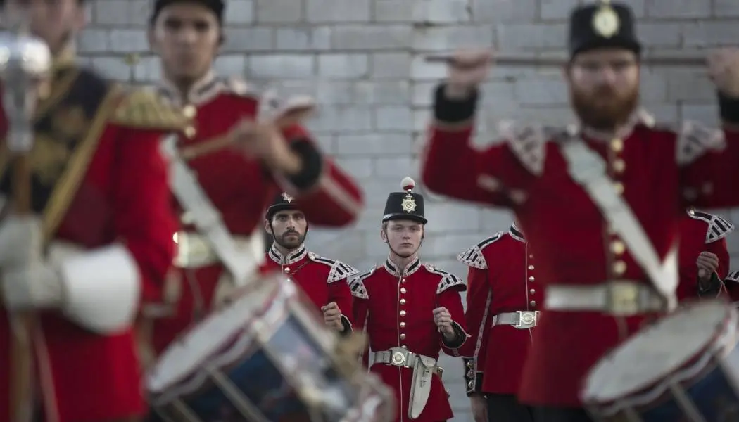 Groupe d’hommes en costume militaire reconstituant une émouvante prestation musicale de tambours au lieu historique national du Fort-Henry à Kingston.