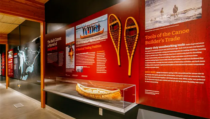 Galerie intérieure et espace de rassemblement de la Fondation culturelle ojibwée.