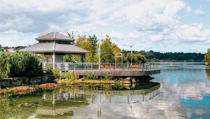 Pavillon au bord de l’eau et rivage au parc Bayfront à Hamilton.