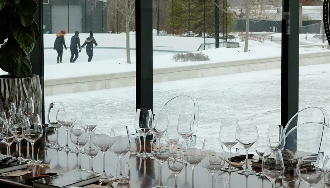 Trois personnes en train de patiner à la Wayne Gretzky Estates Winery à Niagara on the Lake