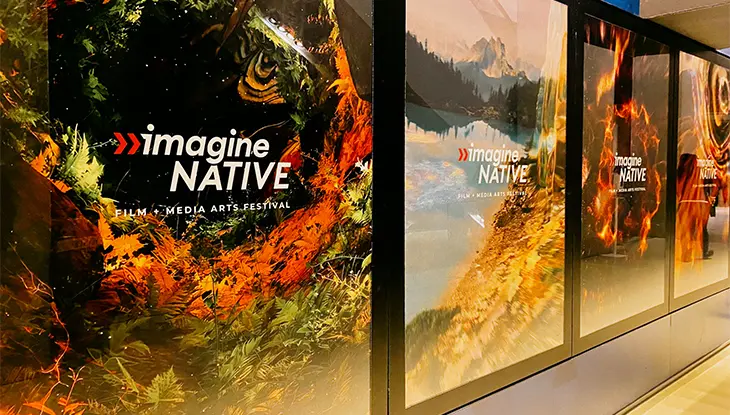 imagineNATIVE 영화 및 미디어 페스티벌의 브랜드 전시 부스.