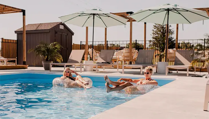 Los huéspedes se relajan en flotadores en la piscina al aire libre del June Motel en el condado de Prince Edward, Ontario.