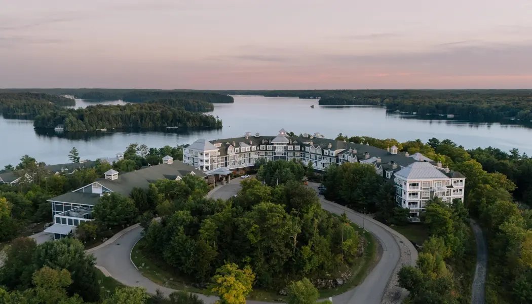 Vue aérienne du complexe hôtelier haut de gamme JW Marriott Rosseau à Muskoka, surplombant le lac Rosseau.