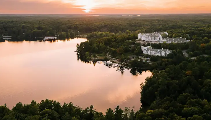 Le centre de villégiature JW Marriott à Muskoka surplombant le lac Rosseau qui fait miroiter les teintes rose vif et pastel du coucher de soleil.