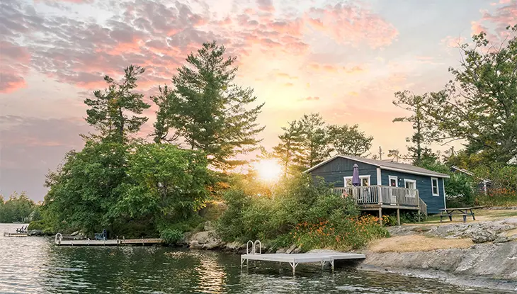 Seeuferhütte bei Sonnenuntergang im The Trace Resort in der Kawarthas-Region von Ontario.