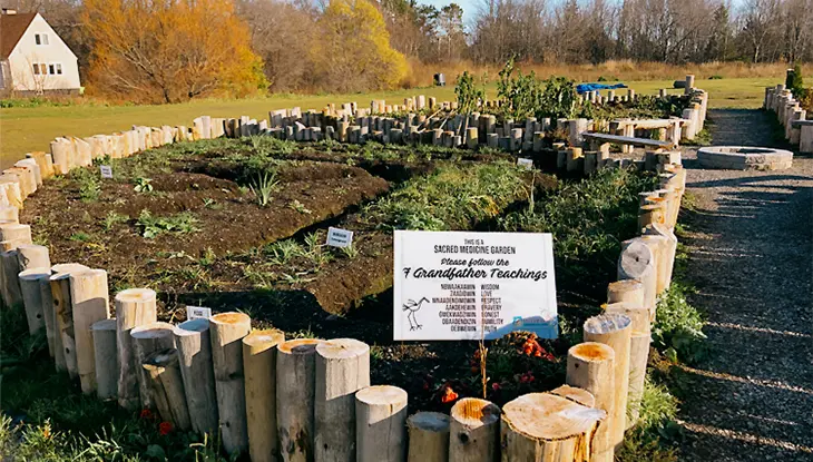 Le Kim Corbiere-ba Memorial Medicine Garden à Kenjgewin Teg.