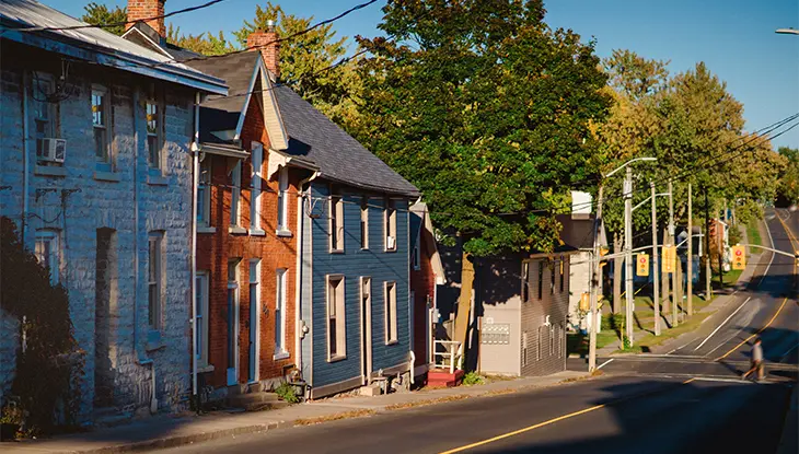 Casas históricas llenas de color a lo largo de una calle tranquila en un pequeño pueblo.