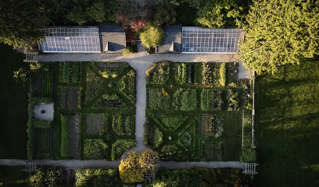 Vue aérienne du jardin luxuriant de l’hôtel Langdon Hall, où sont cultivés bon nombre des ingrédients utilisés dans son restaurant primé.