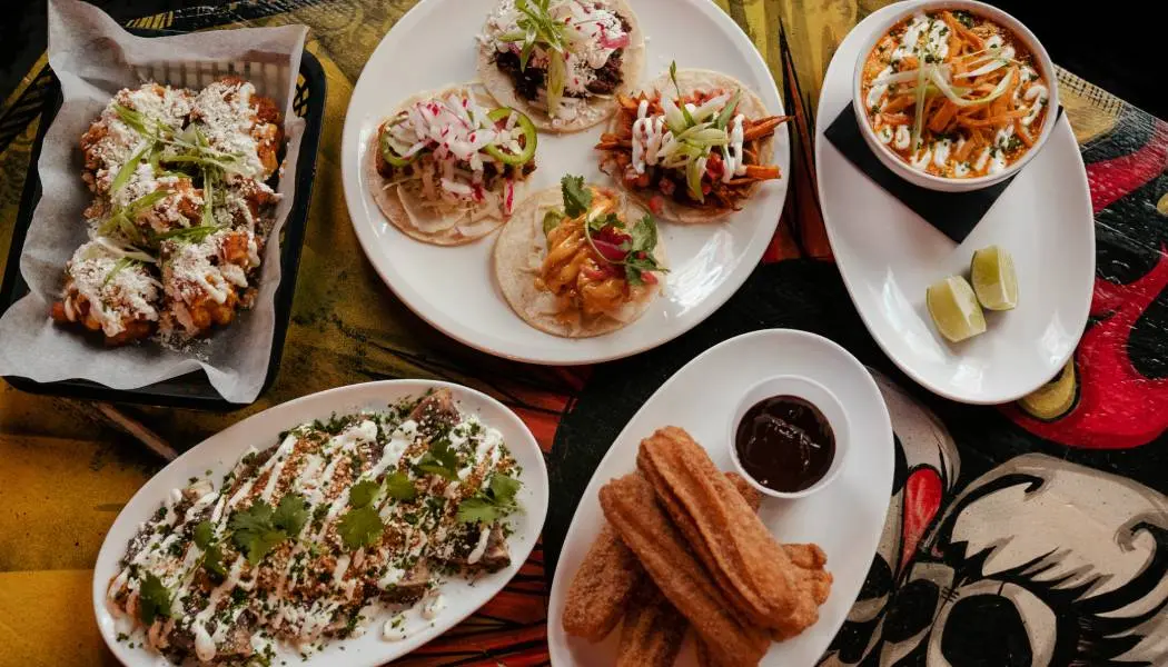 Plusieurs plats à partager de cuisine mexicaine colorée sont prêts à être servis chez Los Lobos à London, en Ontario.