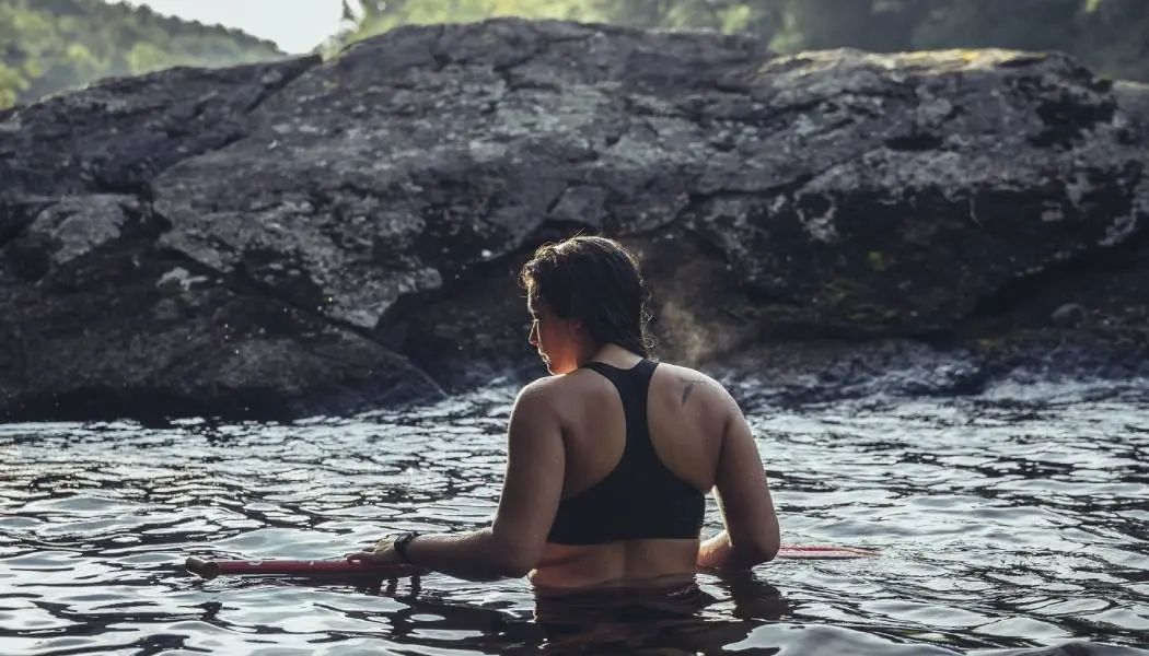 Une femme en maillot de bain se tient dans la rivière Madawaska, dans la vallée de l'Outaouais.