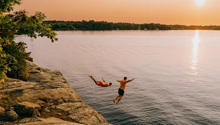 Deux personnes plongeant dans le lac à Muskoka