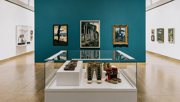 カナダ国立美術館にある、額装された美術作品が展示されているギャラリー。