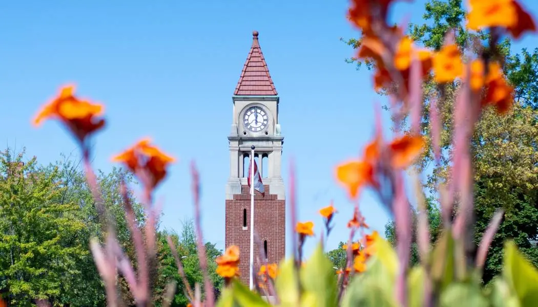 Las flores florecen frente a la torre del reloj en el centro de Niagara-on-the-Lake.
