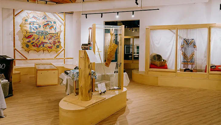 Ausstellungen indigener Kunst und Kultur in der Ojibwe Cultural Foundation.