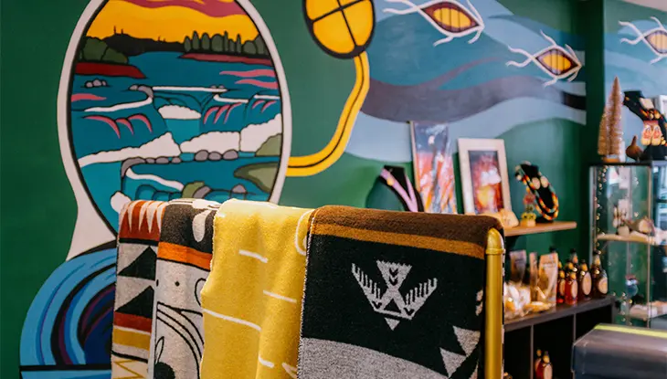 Produits et œuvres d’art autochtones exposés à l’intérieur d’Adaawewigamig, au marché By d’Ottawa.