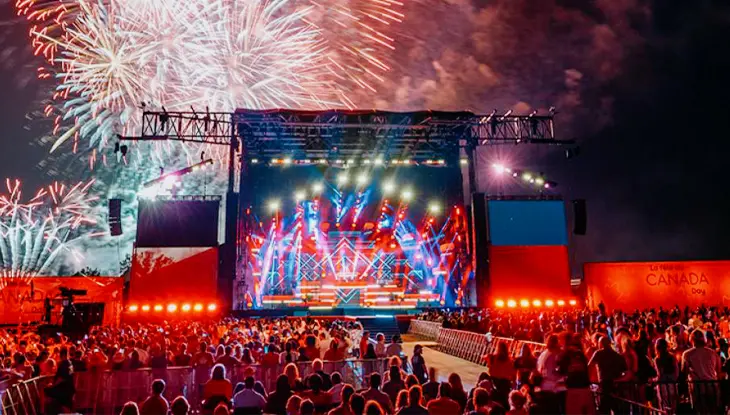 Una multitud se congregó en LeBreton Flats, en Ottawa, para las celebraciones del Día de Canadá, que incluyeron un espectáculo en el escenario y fuegos artificiales.