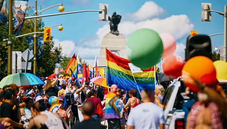 Foule portant des drapeaux arc-en-ciel pendant le défilé de la Fierté dans la capitale à Ottawa.
