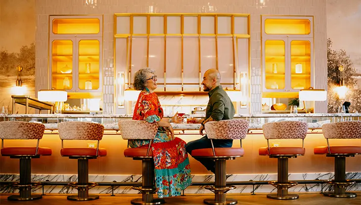 Deux clients assis au bar du Fairmont Château Laurier à Ottawa.