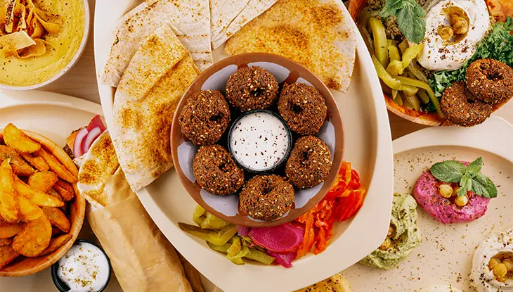 Assiette de mezze composée de falafels, pitas et trempettes servie au Chickpea à Ottawa.