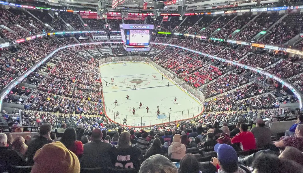 Los fanáticos llenan el estadio del Canadian Tire Centre para un partido de hockey de los Ottawa Senators.