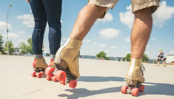 Ein Mann und eine Frau beim Rollschuhlaufen auf der Rollschuhbahn im Freien am Pier 8