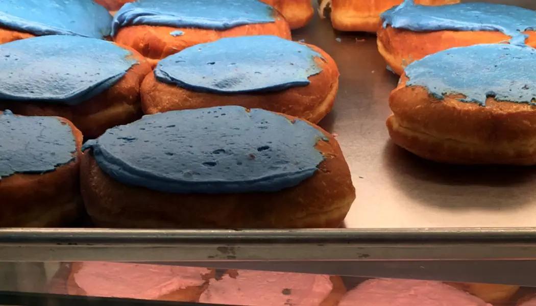 Les pâtisseries emblématiques de Thunder Bay, les Persian Man, avec leur glaçage bleu et rose, sont présentées sur des plateaux de boulangerie.