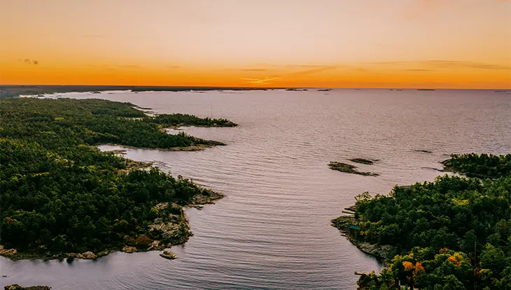 Puesta de sol sobre la escarpada costa y las islas boscosas de Point Grondine, en la bahía Georgian de Ontario.