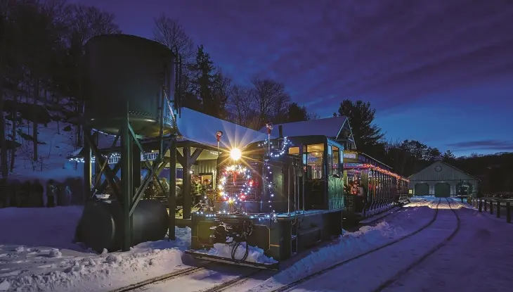 Le train de Noël Portage Flyer entrant en gare.