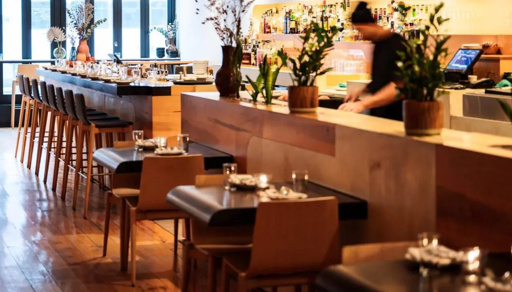 Les tables sont dressées pour un dîner romantique aux chandelles dans un restaurant étoilé MICHELIN de Toronto.