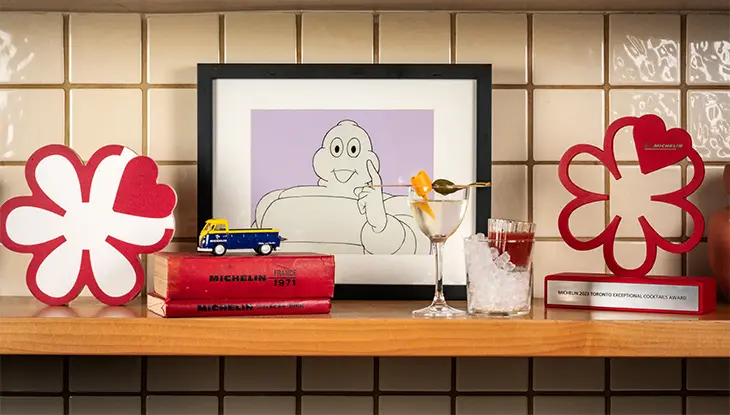 Prix MICHELIN présentés sur une étagère dans un restaurant.