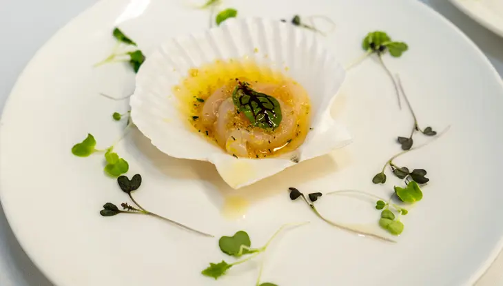 Une assiette de fruits de mer décorée de verdure au Ravine Vineyard Estate Winery.