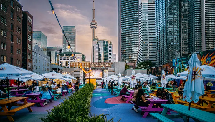Terraza de un bar en el centro de Toronto con la Torre CN de fondo.