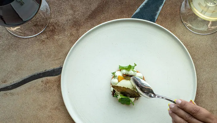 Ein kunstvoll angerichtetes Gericht, serviert im Restaurant Pearl Morissette.