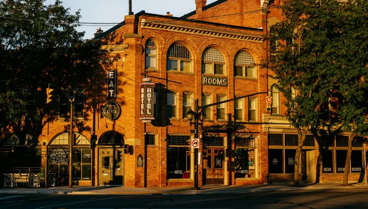 Extérieur du Retro Suites Hotel au centre-ville de Chatham-Kent, en Ontario, au coucher du soleil.