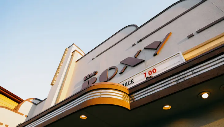 Le théâtre Roxy à Uxbridge, en Ontario, un cinéma de style rétro doté d’une marquise lumineuse.