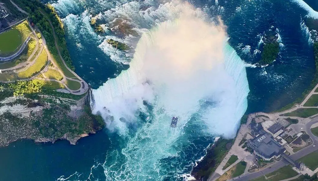Vista de las imponentes Cataratas del Niágara desde las alturas durante un vuelo panorámico.