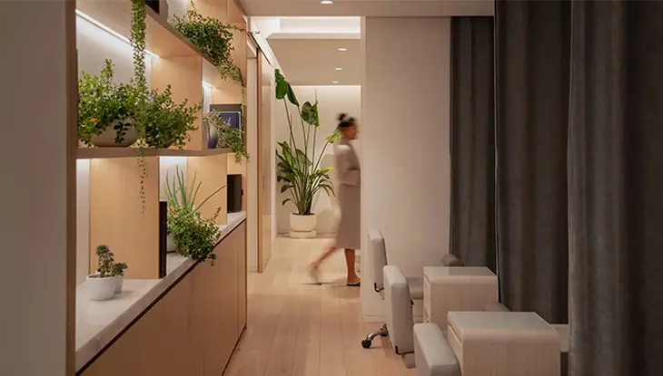 Entspannungsbereich im Spa-Stil mit Lounge-Sitzgelegenheiten, Zimmerpflanzen und sanftem, warmem Licht.