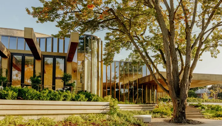 Außenansicht des Tom Patterson Theatre in Stratford, Ontario, umgeben von Bäumen im Herbst.